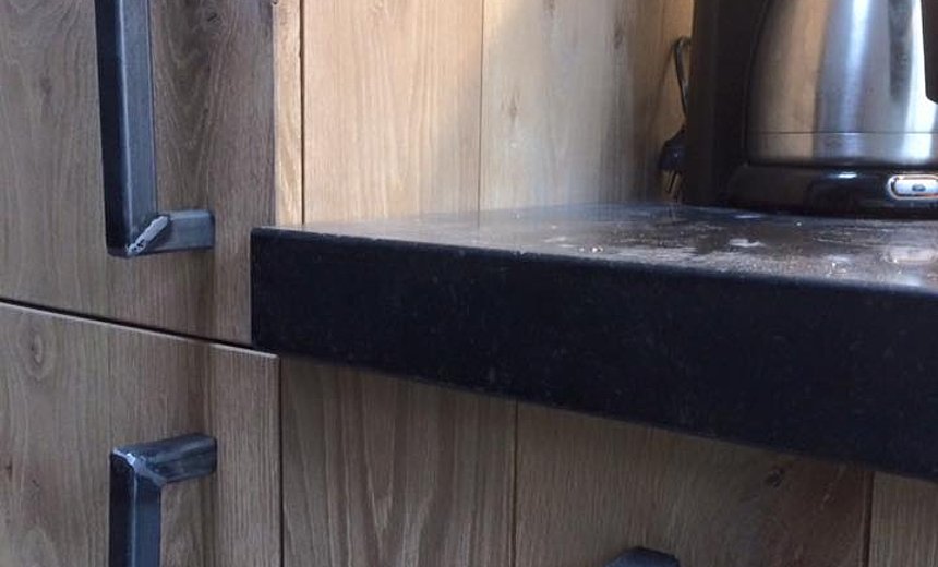 Stoere eiken keuken met ijzeren handgrepen artoi